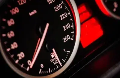O femeie a fost condamnată la 4 ani de închisoare după ce a mers cu 238 km/h pe autostradă