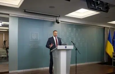 Fostul consilier al lui Zelenski ajunge in arest. Andrii Iermak e acuzat de spalare de bani