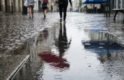 ANM anunta ploi torentiale si grindina vineri. Cod galben de vant in estul tarii
