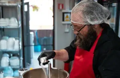 Preotul Dan Damaschin gateste pentru sute de copii orfani. Meniul costa 50 de lei
