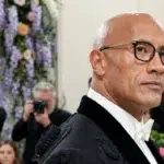 Nimeni nu se astepta la asta. De ce a purtat Dwayne Johnson fusta la varsta de 54 de ani