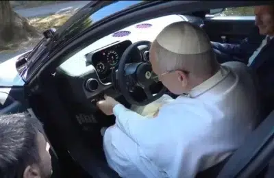 Ferrari prezintă primul model electric. Papa Leon a testat mașina de 1040 cai putere