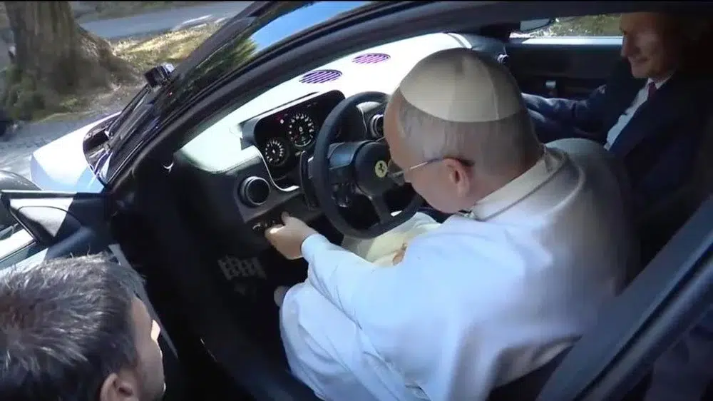 Ferrari prezintă primul model electric. Papa Leon a testat mașina de 1040 cai putere