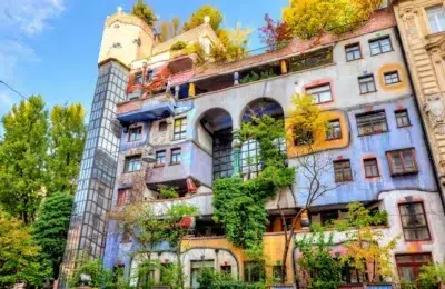 Clădirea Hundertwasser din Aviației este scoasă la vânzare. Prețul atinge 29 milioane euro