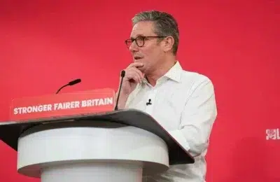 Keir Starmer refuza demisia dupa infrangerea din alegeri. Premierul britanic anunta apropierea de UE