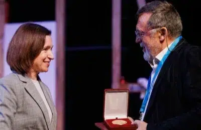 Maia Sandu ii acorda Ordinul de Onoare scriitorului roman Matei Visniec. Ceremonie la Chisinau