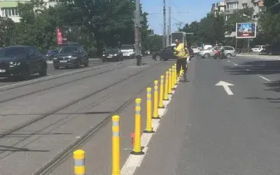 Șoferii nu mai pot bloca tramvaiul 5. Primăria București montează 5000 de stâlpișori