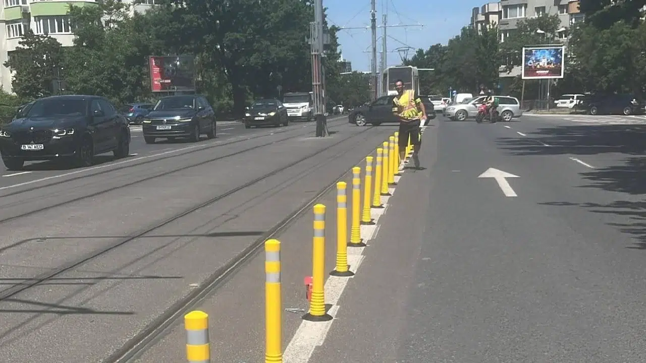 Șoferii nu mai pot bloca tramvaiul 5. Primăria București montează 5000 de stâlpișori