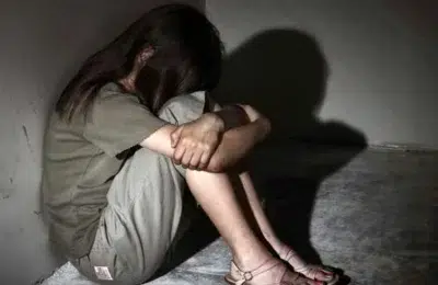 Tatăl primarului din Săcășeni și un consilier trimiși în judecată. Victimele au între 11 și 15 ani