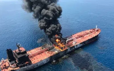 Iranul captureaza o nava langa Emirate. Un alt vas cargo se scufunda in largul Omanului