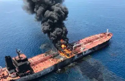 Iranul captureaza o nava langa Emirate. Un alt vas cargo se scufunda in largul Omanului