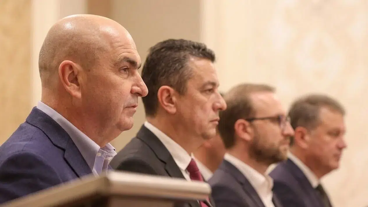 USR scade la 11 la suta in sondajul INSCOP. Partidul se imparte intre Ilie Bolojan si Nicusor Dan