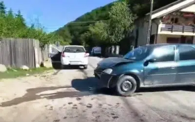 Accident rutier cu doua masini in Arges. Doi adulti si doi copii ajung la spital