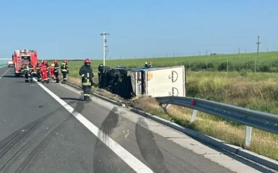 Accident pe drumul expres 12. Doua persoane la spital dupa ce un camion a lovit un autoturism