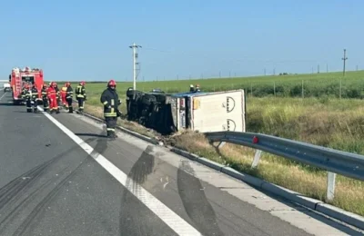 Accident pe drumul expres 12. Doua persoane la spital dupa ce un camion a lovit un autoturism