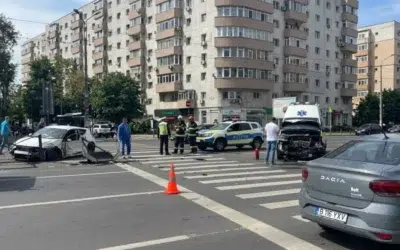 Ambulanta in misiune lovita de un autoturism in Bucuresti. Soferul de 25 de ani ajunge la spital