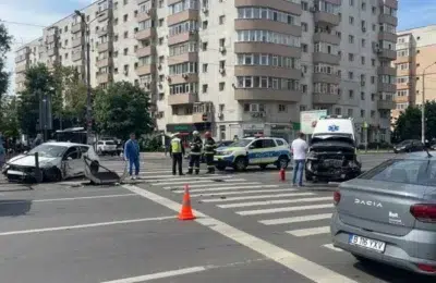 Ambulanta in misiune lovita de un autoturism in Bucuresti. Soferul de 25 de ani ajunge la spital