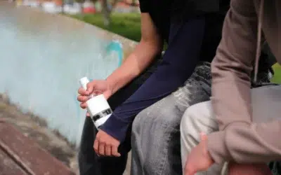 Barbat din Uricani prins baut pe banca in fata blocului. Individul evadase din arest la domiciliu