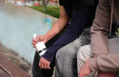 Barbat din Uricani prins baut pe banca in fata blocului. Individul evadase din arest la domiciliu