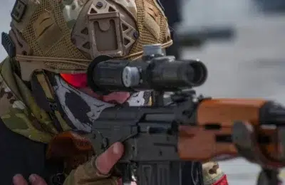 MApN cumpara noi arme NATO si echipamente optice pentru infanterie. Dotarile se produc in Romania