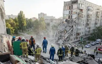 Bilantul atacului rusesc asupra Kievului creste la 24 de morti. O racheta a distrus un bloc