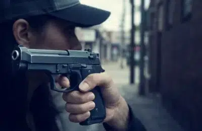 Panică în Suceava. Un bărbat a tras cu arma în Piața Mare și a scos un cuțit la oameni