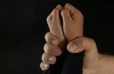 Un candidat AUR este anchetat pentru agresiune sexuala. Victima era imobilizata la pat