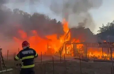 Flăcări uriașe pe strada Morii din localitatea Rebrișoara. Zeci de animale au pierit în foc