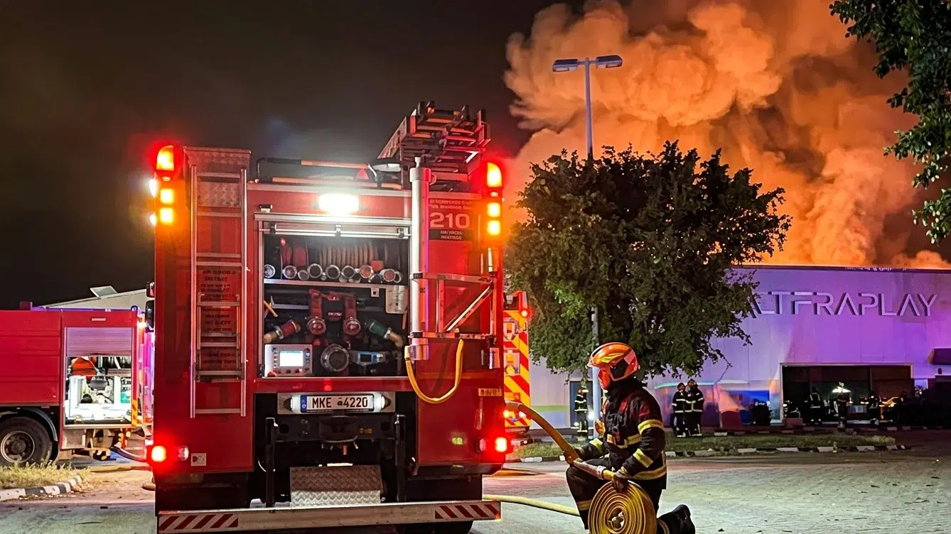 Incendiu masiv la un depozit din Chiajna. Focul a afectat 4000 de metri patrati