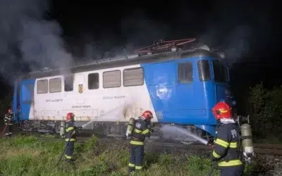Locomotiva unui tren de pasageri a luat foc in Bihor. Pompierii au stins incendiul in 10 minute