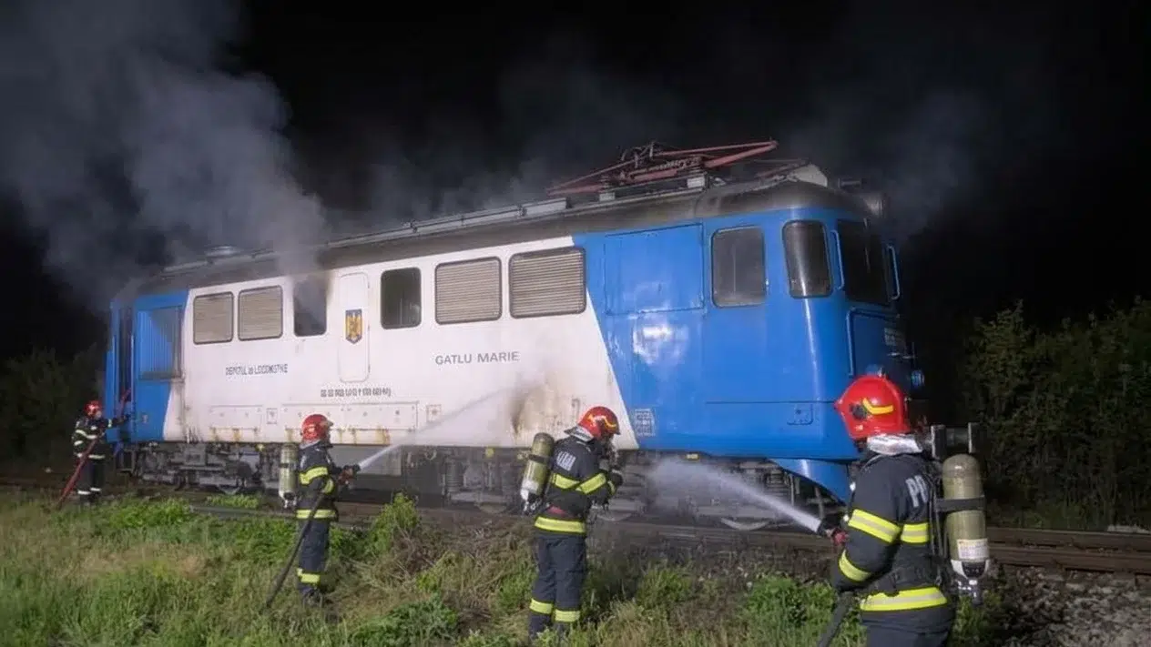 Locomotiva unui tren de pasageri a luat foc in Bihor. Pompierii au stins incendiul in 10 minute