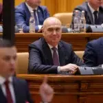 În Parlament, şase deputati anunţă că nu mai votează motiunea