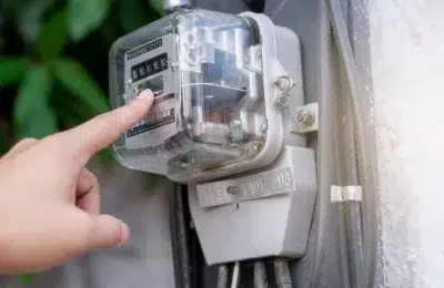 România vinde energie cu 50 de euro și importă cu 250. Explicația facturilor mari