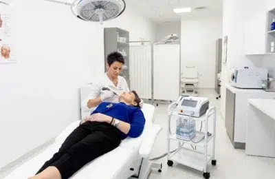 Dermatologii avertizează românii. 90% din îmbătrânirea tenului este cauzată de expunerea la soare