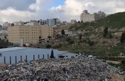 Restrictiile blocheaza 750 de tone de gunoi in Ramallah. Doi palestinieni recicleaza plasticul