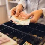 Un casier din Elveția câștigă 4.000 de euro net pe lună. Care sunt salariile din comerțul românesc
