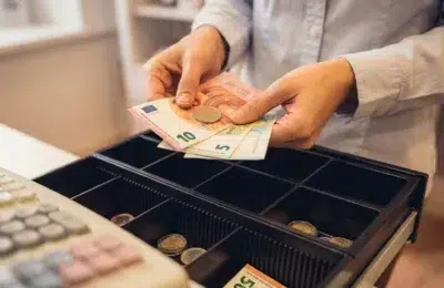 Un casier din Elveția câștigă 4.000 de euro net pe lună. Care sunt salariile din comerțul românesc
