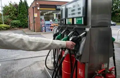 Marea Britanie relaxeaza sanctiunile pentru petrolul rusesc. Pretul benzinei atinge un nou maxim