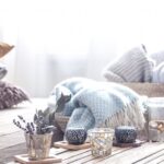 Ce accesorii/texturi aduc căldură într-o cameră cu mobilier alb?