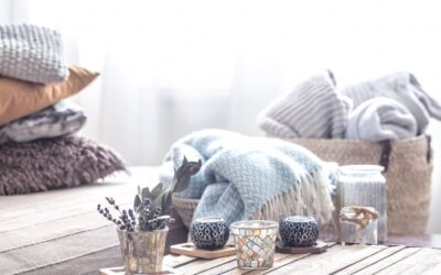 Ce accesorii/texturi aduc căldură într-o cameră cu mobilier alb?