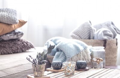 Ce accesorii/texturi aduc căldură într-o cameră cu mobilier alb?