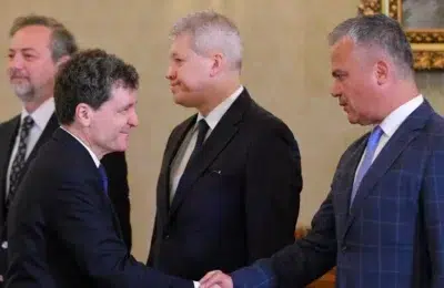 Adrian Vestea isi pastreaza mandatul de premier desemnat. Nicusor Dan il sustine in Parlament