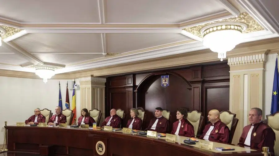 CCR dezbate astazi trei legi contestate de Nicusor Dan printre care si vanatoarea ursilor