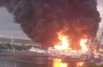 Centrala termoelectrică din Kerci a luat foc. Norul de fum se întinde pe 50 de kilometri