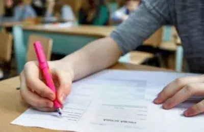 Peste 148.000 de elevi au dat proba la română. De ce examenul din acest an este mai dificil