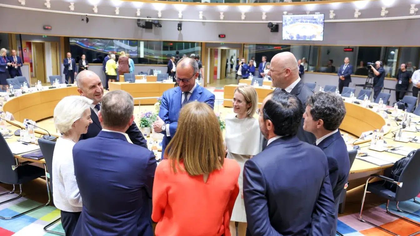 Macron si Merz resping negocierile cu Rusia. Liderii UE se impart in doua tabere la Bruxelles