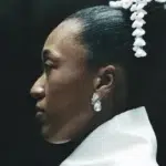 Naomi Osaka poartă un kimono alb la Wimbledon. Ținuta este inspirată din filmul Kill Bill