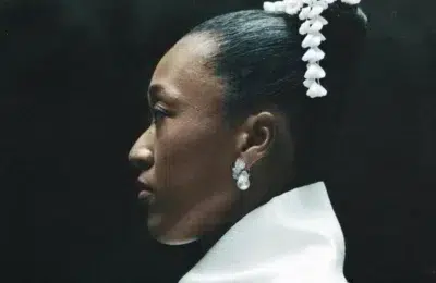 Naomi Osaka poartă un kimono alb la Wimbledon. Ținuta este inspirată din filmul Kill Bill