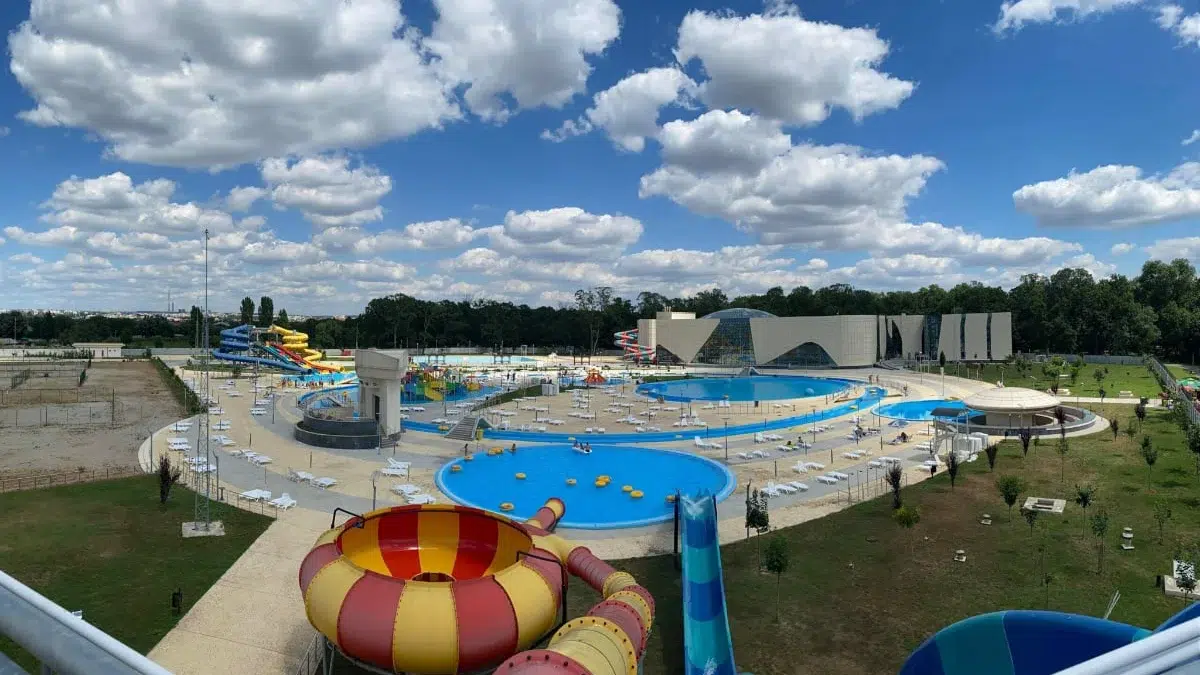 Primaria Craiova ia sezlonguri de 83.000 de lei la Water Park. Sumele alocate pentru intretinere