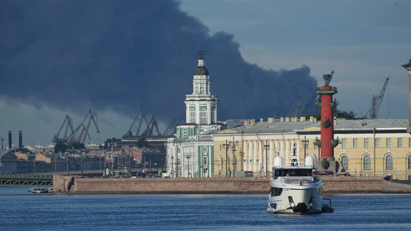 Dronele ucrainene lovesc un terminal petrolier din Sankt Petersburg. Aeroportul suspenda zborurile